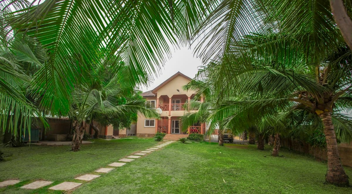 Maison entourée de palmiers dans un quartier résidentiel de Brazzaville