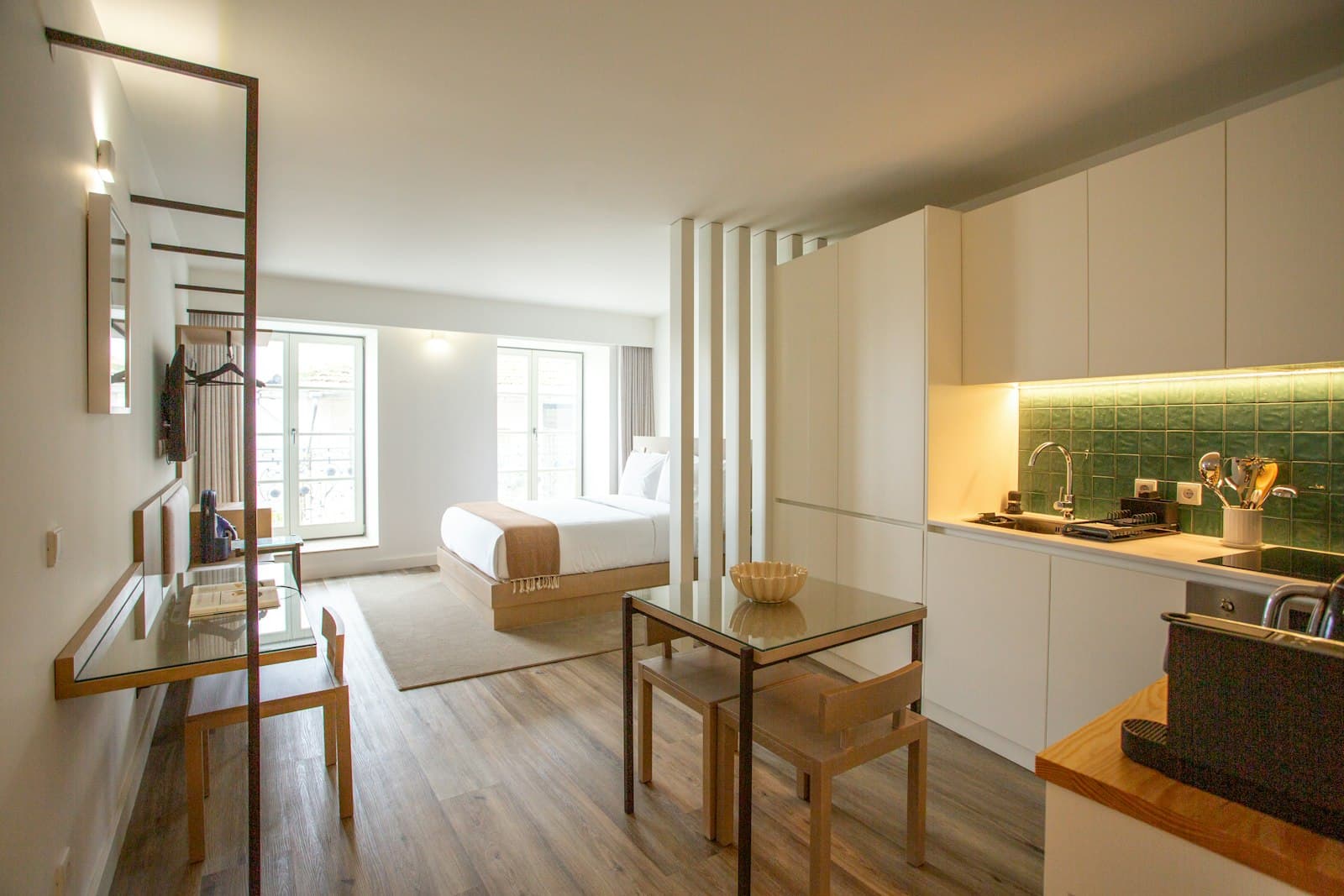 Chambre ouverte sur un coin repas et une kitchenette